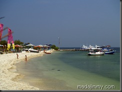 Pantai Untung Jawa di waktu siang        